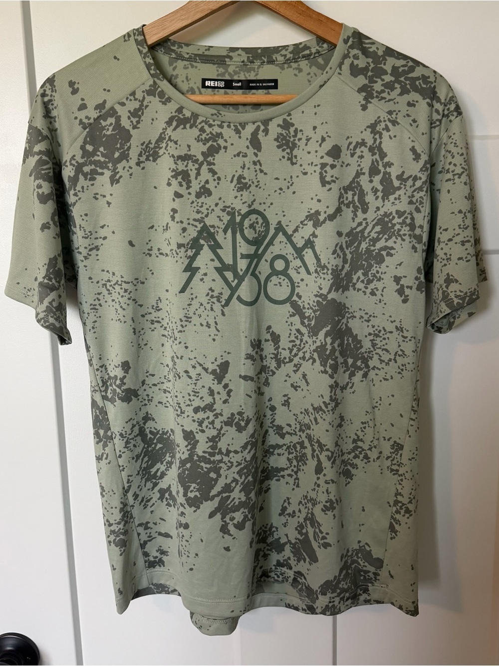REI Women’s Hiking Shirt Logo Green Splatter-Print Short Sleeve Tee Small NWOT
